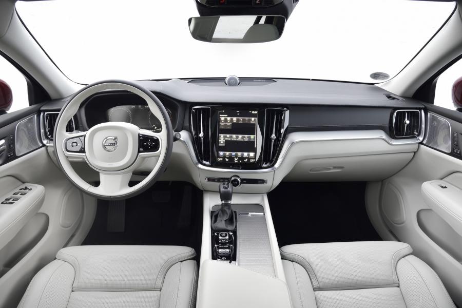 Торпедо Volvo V60 D4 Cross Country 2018 года  (WW) (фото 3 из 49)